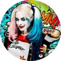 Kulatý jedlý obrázek na dort – Harley Quinn, s pálkou a graffiti nápisem (modrá, červená, černá)