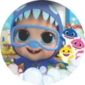 Kulatý jedlý obrázek na dort – Baby Shark, miminko v kapuci žraloka (modrá, bílá, žlutá)