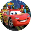 Kulatý jedlý obrázek na dort – Cars, McQueen s komiksovými nápisy (červená, modrá, žlutá)