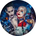 Kulatý jedlý obrázek na dort – Harley Quinn, a Joker v modrém osvětlení (modrá, červená, černá)