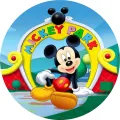 Kulatý jedlý obrázek na dort – Mickey Mouse, sedící u brány Mickey Park (žlutá, modrá, červená)