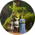 Kulatý jedlý obrázek na dort – Shrek, celá parta u bažiny s nápisem (zelená, hnědá, modrá)