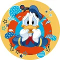 Kulatý jedlý obrázek na dort – Kačer Donald, vystrašený se záchranným kruhem (modrá, žlutá, červená)