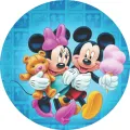 Kulatý jedlý obrázek na dort – Mickey a Minnie, ruku v ruce na modrém pozadí (modrá, růžová, žlutá)