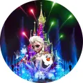 Kulatý jedlý obrázek na dort – Frozen, Elsa a Olaf s ohňostrojem nad zámkem (modrá, fialová, bílá)