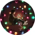 Kulatý jedlý obrázek na dort – Stranger Things, postava se spirálou žárovek (černá, růžová, modrá)