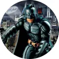 Kulatý jedlý obrázek na dort – Batman, v taktickém obleku nad Gothamem (černá, šedá, modrá)