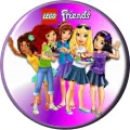 Kulatý jedlý obrázek na dort – Lego Friends, Kamarádky s cupcaky a mopslíkem (fialová, růžová, bílá)