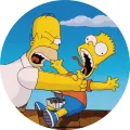 Kulatý jedlý obrázek na dort – Simpsonovi, Homer škrtí Barta na střeše (žlutá, modrá, bílá)