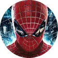 Kulatý jedlý obrázek na dort – Spiderman, stříbrná pavučina a noční město (červená, modrá, černá)