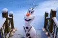 Obdélníkový jedlý obrázek na dort – Frozen, Olaf na zasněžených schodech s lucernami (modrá, bílá, hnědá)