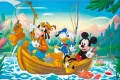 Obdélníkový jedlý obrázek na dort – Mickey Mouse, rybaření s přáteli na lodičce (modrá, žlutá, zelená)