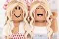Obdélníkový jedlý obrázek na dort – Roblox, dvě blonďaté hráčky v šatech (růžová, bílá, žlutá)