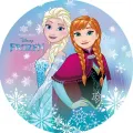 Kulatý jedlý obrázek na dort – Frozen, Anna a Elsa v peleríně na modrém (modrá, fialová, bílá)