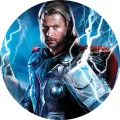 Kulatý jedlý obrázek na dort – Avengers, Thor v bouři s Mjölnirem (modrá, černá, červená)