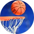 Kulatý jedlý obrázek na dort – Basketbal, letící míč nad obroučkou (modrá, žlutá, bílá)