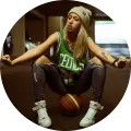 Kulatý jedlý obrázek na dort – Basketbalistka (zelená, černá, bílá)