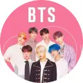 Kulatý jedlý obrázek na dort – BTS, bílé logo na zářivě růžovém pozadí (růžová, bílá, černá)