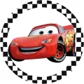 Kulatý jedlý obrázek na dort – Cars, McQueen na bílém podkladu s vlajkou (červená, černá, bílá)