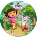 Kulatý jedlý obrázek na dort – Dora Průzkumnice, Dora a Botička na pěšině (zelená, modrá, růžová)