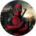 Kulatý jedlý obrázek na dort – Deadpool, se zkříženýma rukama v troskách (červená, černá, šedá)