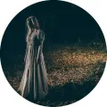 Kulatý jedlý obrázek na dort – Halloween, žena v bílých šatech v lese (černá, bílá, šedá)