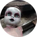 Kulatý jedlý obrázek na dort – Halloween, popraskaná panenka s modrýma očima (bílá, černá, červená)