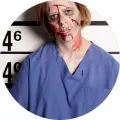 Kulatý jedlý obrázek na dort – Halloween, zombie žena u policejní tabule (modrá, červená, bílá)