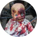 Kulatý jedlý obrázek na dort – Halloween, popálená panenka v šatech (červená, černá, šedá)