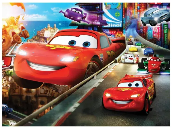 Obdélníkový jedlý obrázek na dort – Cars, McQueen na městské trati a Burák (červená, modrá, černá)