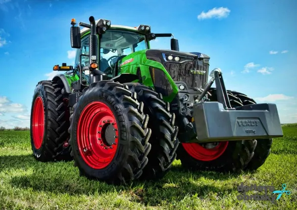 Obdélníkový jedlý obrázek na dort – Traktor, zelený na poli (zelená, modrá, červená)