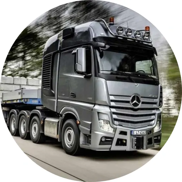 Kulatý jedlý obrázek na dort – Kamion, stříbrný Mercedes s betonovými bloky (šedá, stříbrná, černá)