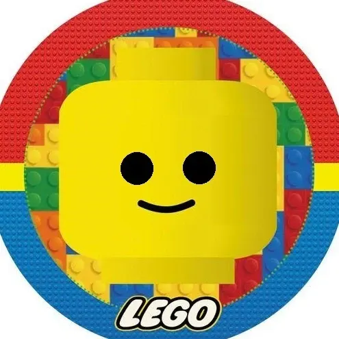 Kulatý jedlý obrázek na dort – LEGO, žlutá hlava panáčka a pestré kostky (žlutá, červená, modrá)