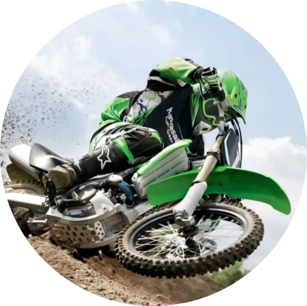 Kulatý jedlý obrázek na dort – Motorka, zelený motokros v náklonu (zelená, hnědá, modrá)