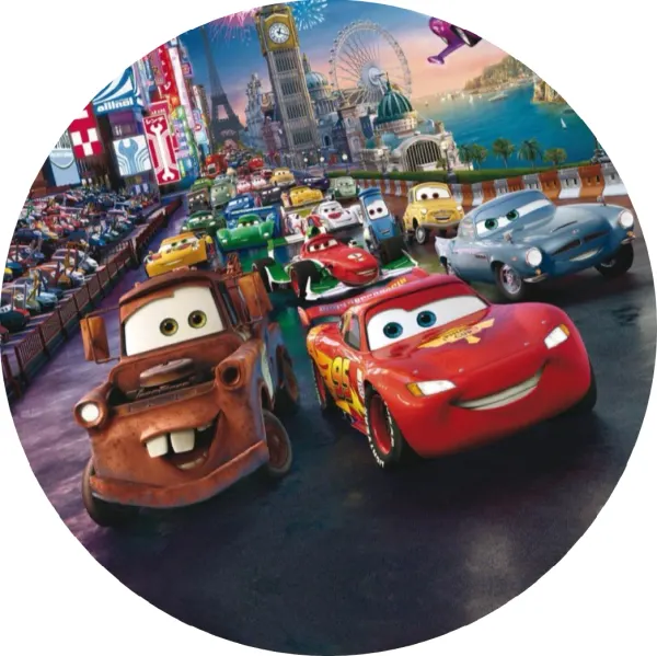 Kulatý jedlý obrázek na dort – Cars, McQueen a Burák před městem (červená, modrá, hnědá)