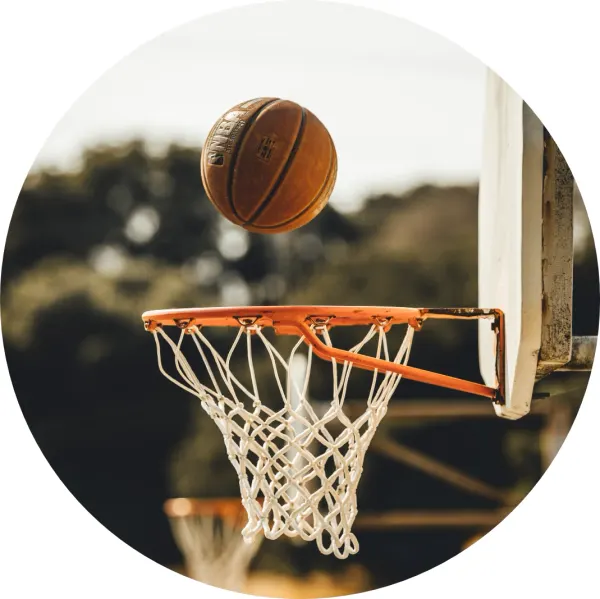 Kulatý jedlý obrázek na dort – Basketbal, venkovní koš a slunce (hnědá, bílá, žlutá)