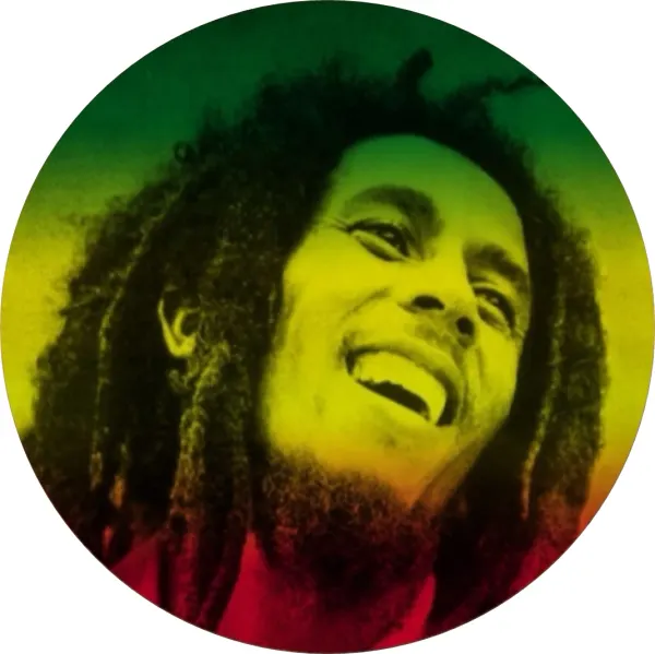 Kulatý jedlý obrázek na dort – Bob Marley, usměvavá tvář a přechody rasta barev (zelená, žlutá, červená)