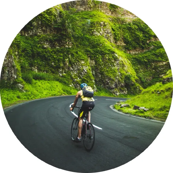 Kulatý jedlý obrázek na dort – Cyklista, silniční v horské zatáčce (zelená, černá, šedá)