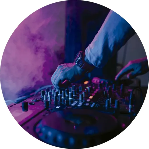 Kulatý jedlý obrázek na dort – DJ, ruce na mixážním pultu a světla (fialová, modrá, černá)