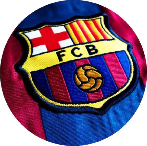 Kulatý jedlý obrázek na dort – FC Barcelona, vyšívaný erb na pruhovaném dresu (modrá, červená, žlutá)