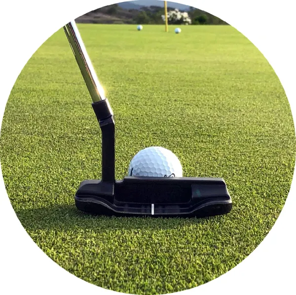 Kulatý jedlý obrázek na dort – Golf, míček s putterem a jamka (zelená, bílá, černá)