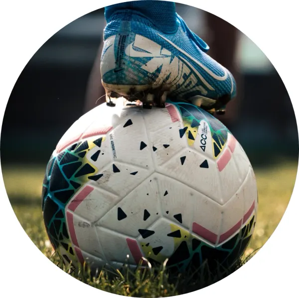 Kulatý jedlý obrázek na dort – Fotbal, modrá kopačka na míči na trávníku (modrá, bílá, zelená)