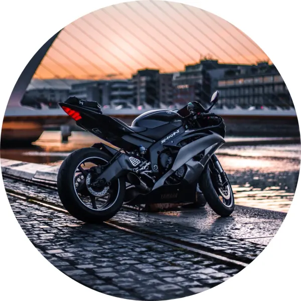 Kulatý jedlý obrázek na dort – Motorka, černý silniční stroj při západu slunce (černá, šedá, žlutá)