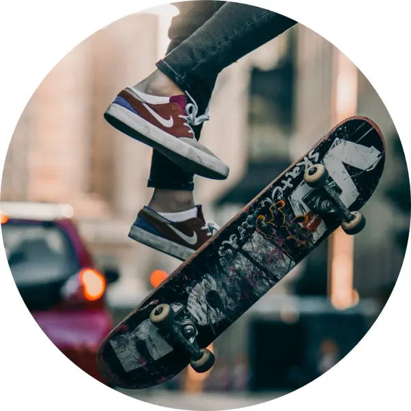 Kulatý jedlý obrázek na dort – Skateboard, trik v letu a tenisky (černá, červená, šedá)