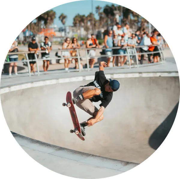 Kulatý jedlý obrázek na dort – Skateboard, skok v bazénu pod palmami (šedá, modrá, černá)