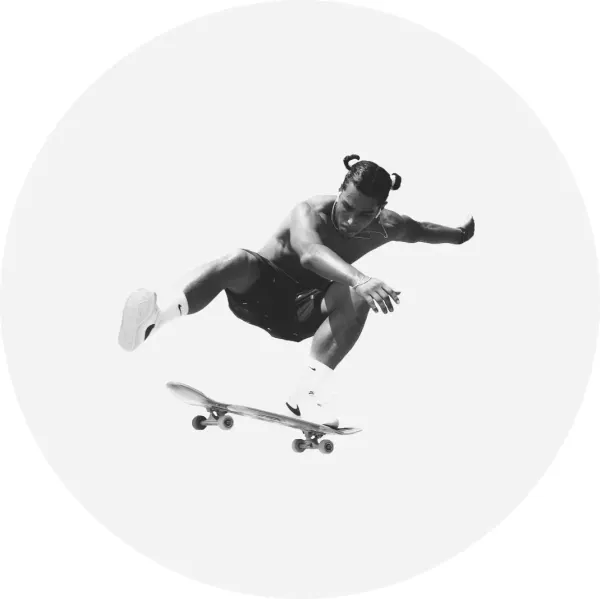 Kulatý jedlý obrázek na dort – Skateboard, černobílý skok na bílém pozadí (černá, bílá, šedá)