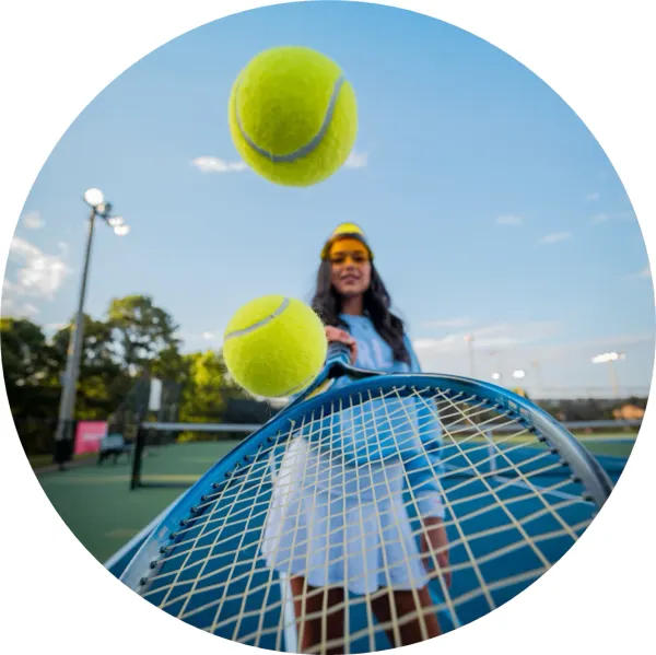 Kulatý jedlý obrázek na dort – Tenis, mladá tenistka na kurtu (modrá, žlutá, bílá)