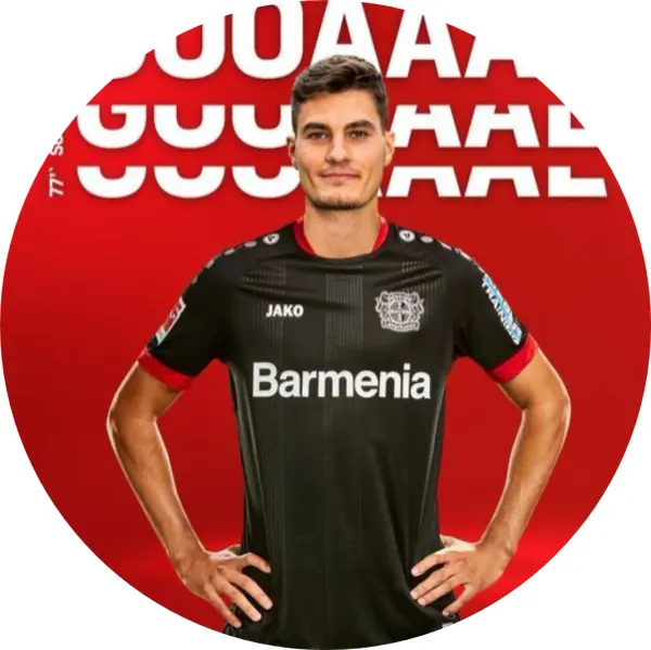 Kulatý jedlý obrázek na dort – Patrik Schick, v černém dresu a nápisy GOOOL (červená, černá, bílá)