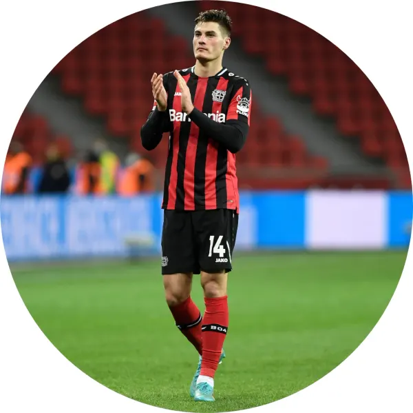 Kulatý jedlý obrázek na dort – Patrik Schick, tleskající na trávníku č. 14 (červená, černá, zelená)