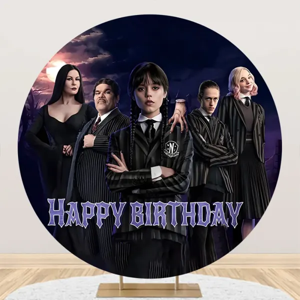 Kulatý jedlý obrázek na dort – Wednesday, s přáteli a nápisem Happy Birthday (fialová, černá, modrá)